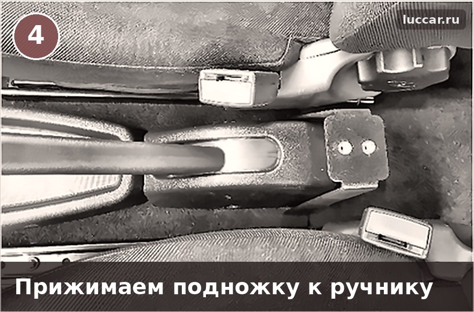 Подножка подлокотника прижата к облицовке ручника Лада Гранта