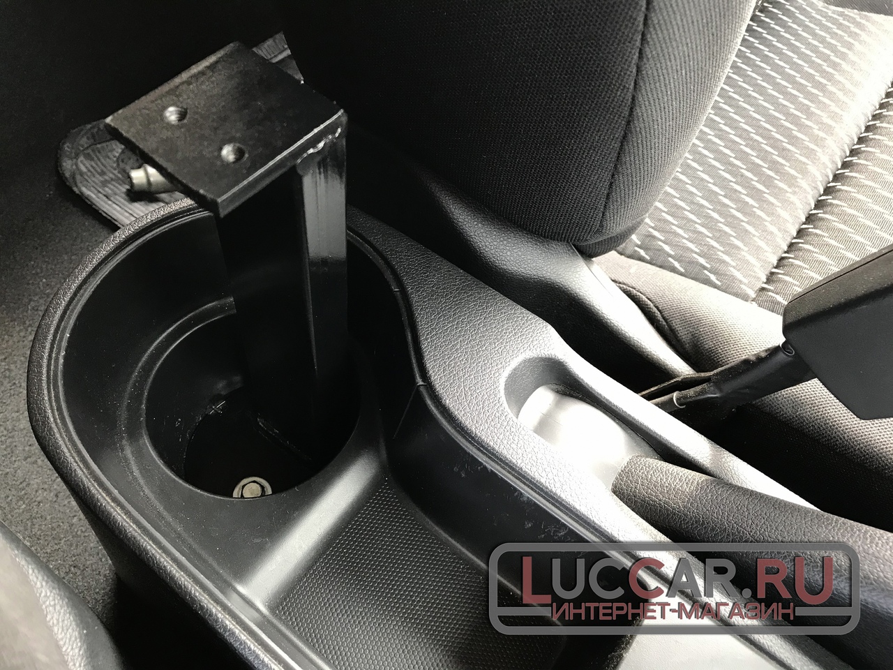 Крепление подлокотника ArBox 2 на Kia Rio 4: металлическая подножка и накладка