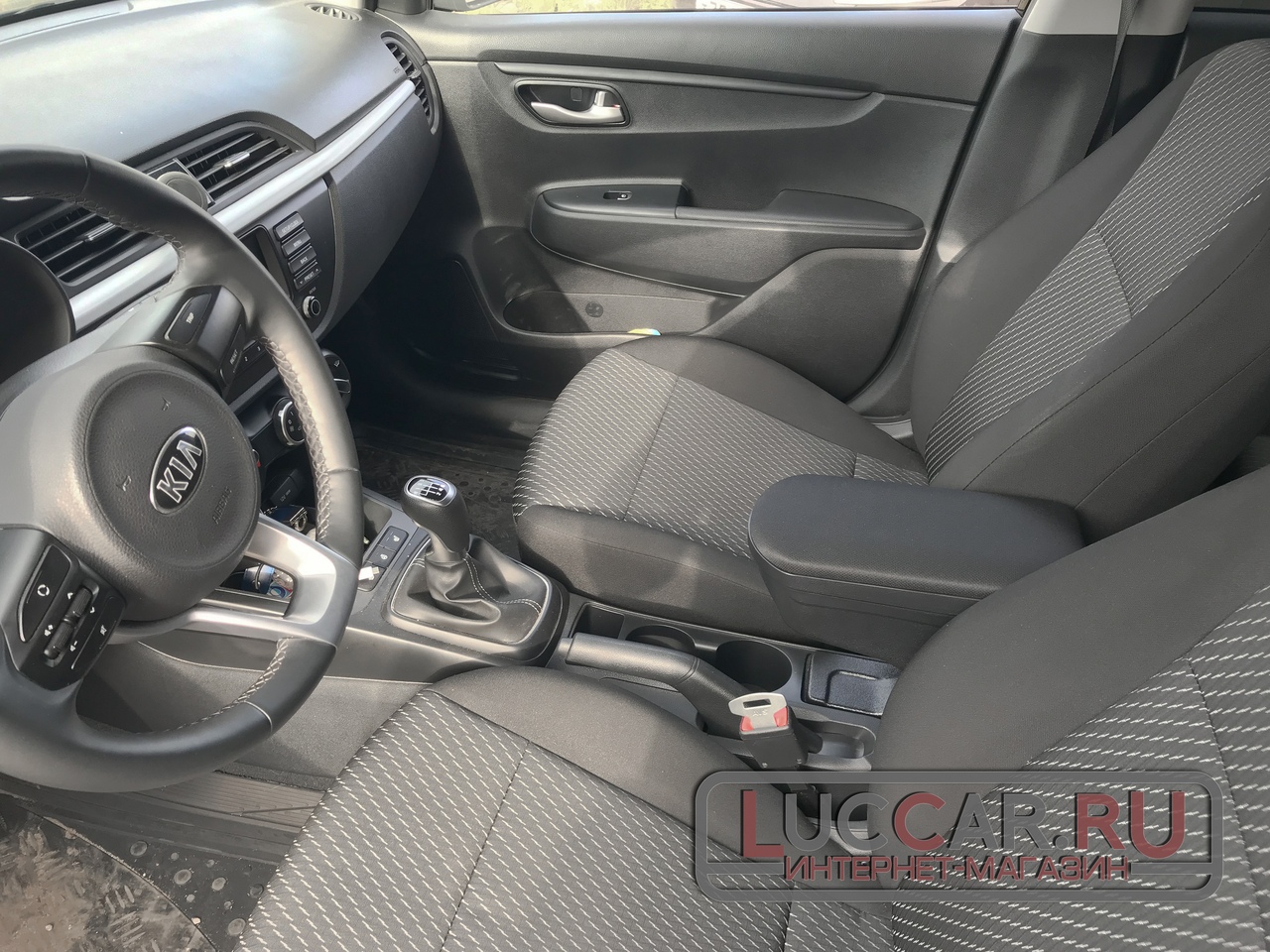Подлокотник ArBox 2 в салоне Kia Rio 4