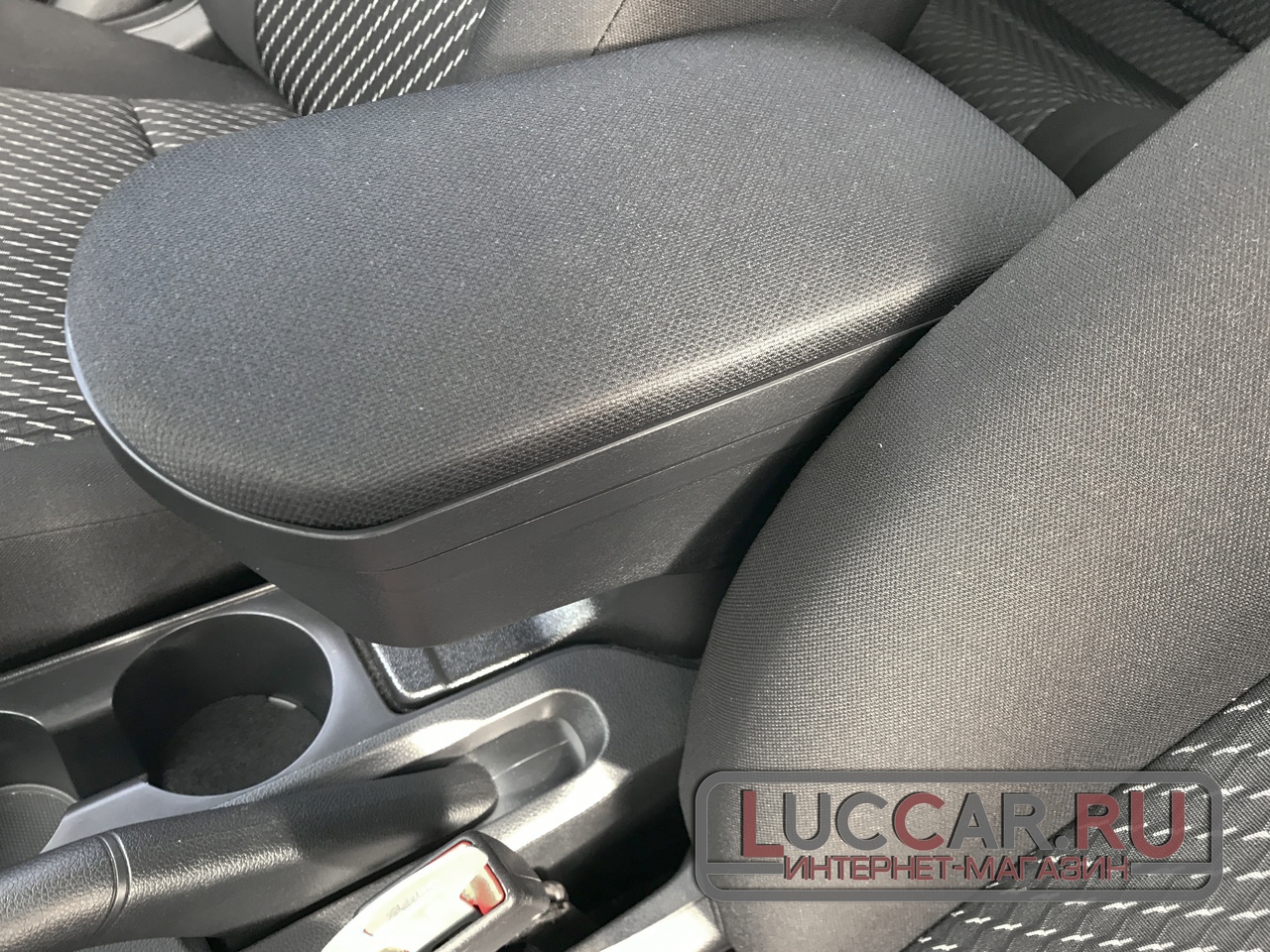 Подлокотник ArBox 2 для Kia Rio 4 с обивкой из эко-кожи